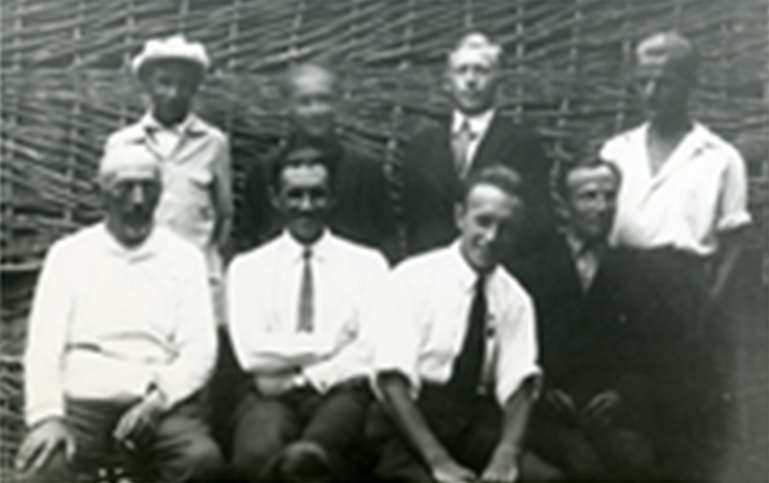 РЭМ ИМ 12-41. А.А. Миллер (сидит слева) с сотрудниками Северокавказской экспедиции. 1920-е гг.