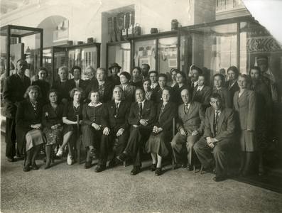 Коллектив музея на открытии выставки «Народное искусство и национальная одежда славянских народов». 1948