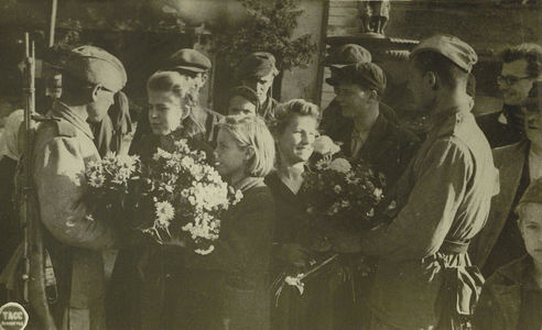 Девушки Белостока подносят цветы своим освободителям – воинам Красной Армии