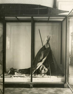 Сцена «Подстерегает рыбу» на экспозиции «Эвенки». Фотография 1938 г.