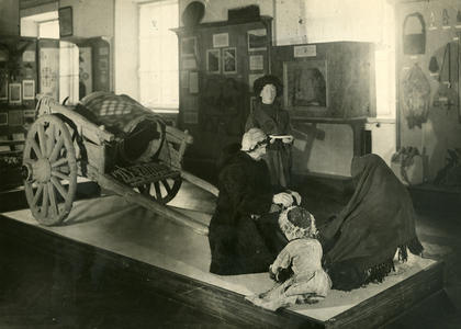 Сцена «Привал во время перекочевки на пастбища» на экспозиции «Северный Кавказ». Фотография 1939 г.