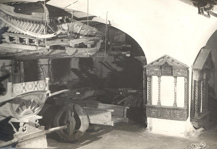 Открытое хранение (организованный резерв) коллекции средств передвижения и земледельческих орудий. Фотография 1939 г.