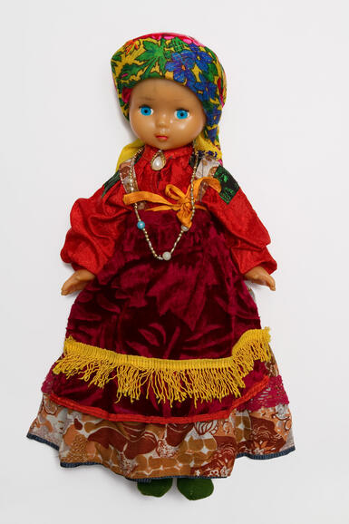 Кукла (фабричная) в женском праздничном костюме  1980-е годы. Коми-ижемцы