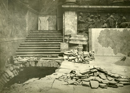 Повреждения  в Мраморном зале музея от попадания авиабомбы 5 декабря 1941 г. 
