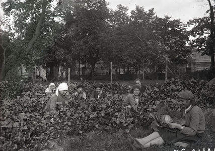 Сотрудники  в огороде, возделанном во дворе музея. Фотография 1944 г.