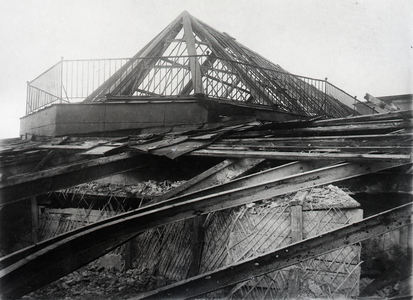 Повреждение светового фонаря восточного крыла здания музея  зимой 1941 г.
