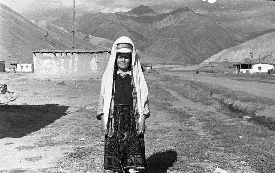 Женщина в традиционном костюме. Киргизы. Киргизская ССР, Ошская обл., Алайский р-н. 1958 г. Фотоархив РЭМ