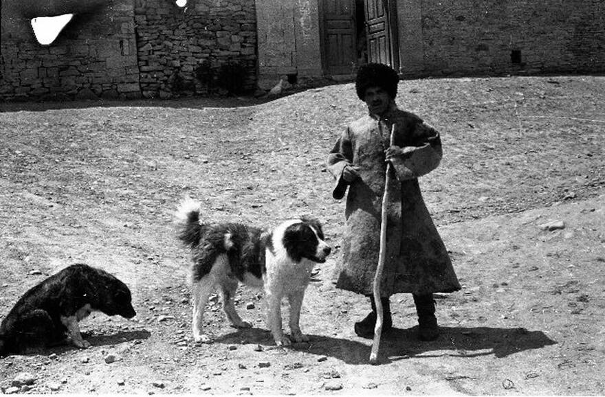Пастух с собакой. Лакцы. Дагестанская АССР, Лакский р-н. 1962 г. Фотоархив РЭМ