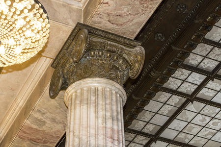 Капители колонн с монограммой Александра III и хрустальные плитки потолка Мраморного зала.
