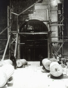 В.Ф. Свиньин в Мраморном зале перед установкой колонн. Фототека РЭМ.