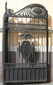 Створка ворот музея с вензелем императора Александра III. 