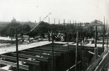 Подъем креста над стройкой. 1905г. Фототека РЭМ.