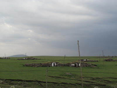 Помещения для скота вдоль дороги из г. Карс в г. Ардаган. Турция