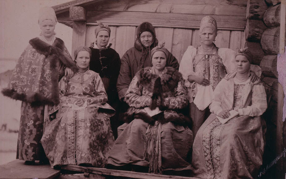 Типы женщин деревень близ Мезене. Архангельский уезд. Фотограф Н.Н.Харучик, 1887 год.  Фотоархив РЭМ